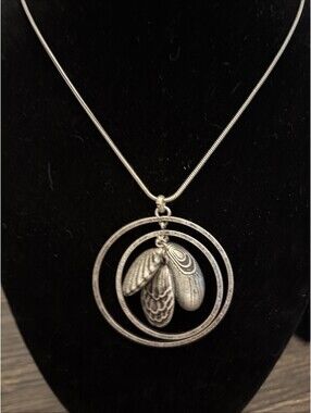 liz claiborne Multiple Shell Pendant Necklace Approximately 20” NWT Silver Tone